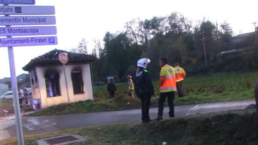 La caseta poc després d&#039;haver estat apagat l&#039;incendi.