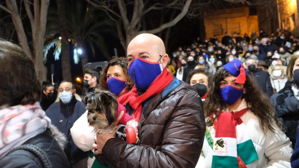 Los eldenses han llevado sus mascotas a San Antón para ser bendecidas.