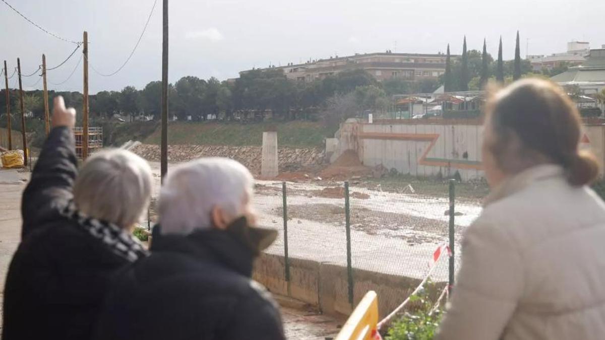 Vecinas de Picanya se asoman a ver el barranco del Poyo tras la noche del 28 de diciembre