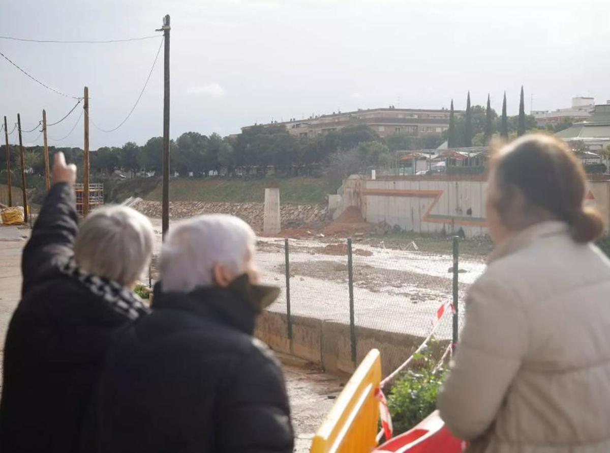 Vecinas de Picanya se asoman a ver el barranco del Poyo tras la noche del 28 de diciembre