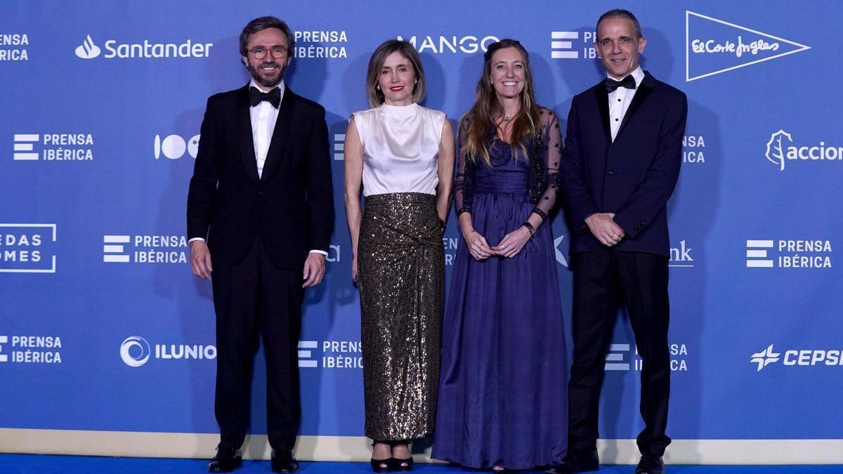 Aitor Moll, consejero delegado de Prensa Ibérica, y su hermana Ainhoa Moll, adjunta a la Presidencia y directora editorial de Prensa Ibérica, junto a sus respectivas parejas Usoa Arregui y Gauden Villas.