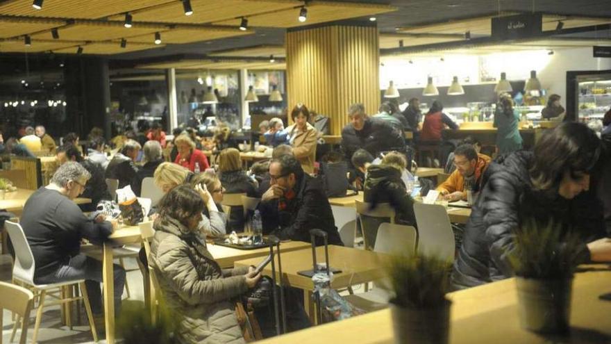 Pasajeros en la cafetería de Alvedro, afectados por los desvíos del pasado mes de febrero.