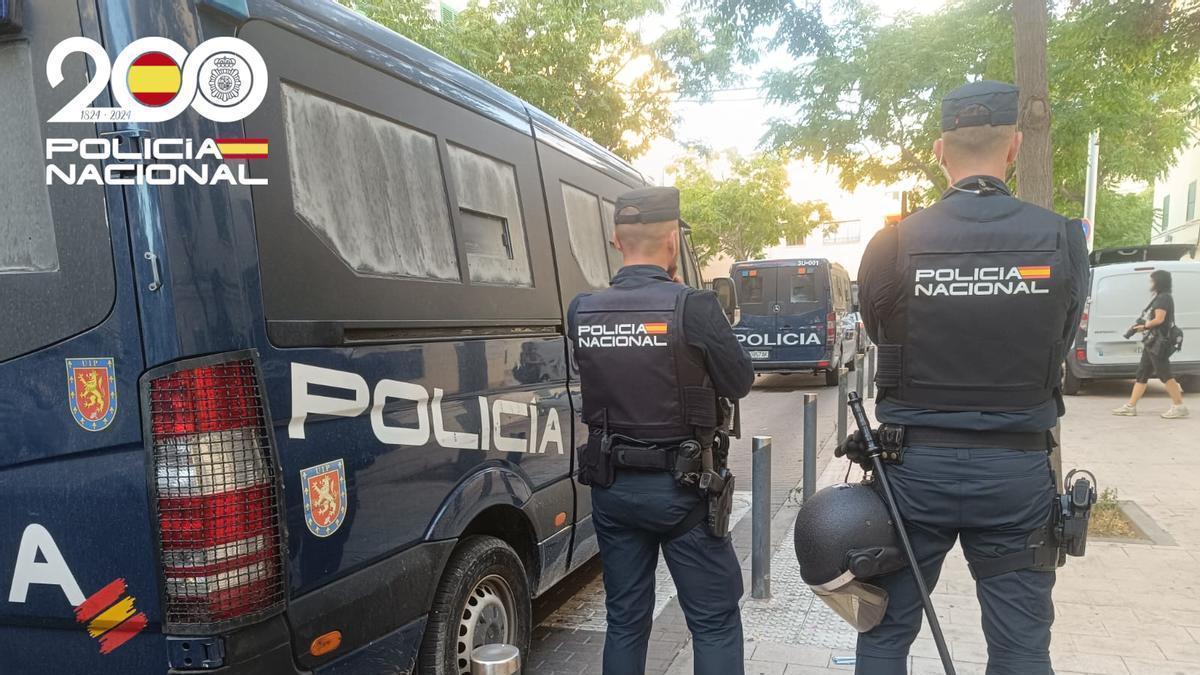Agentes de la Policía Nacional patrullando en Palma.