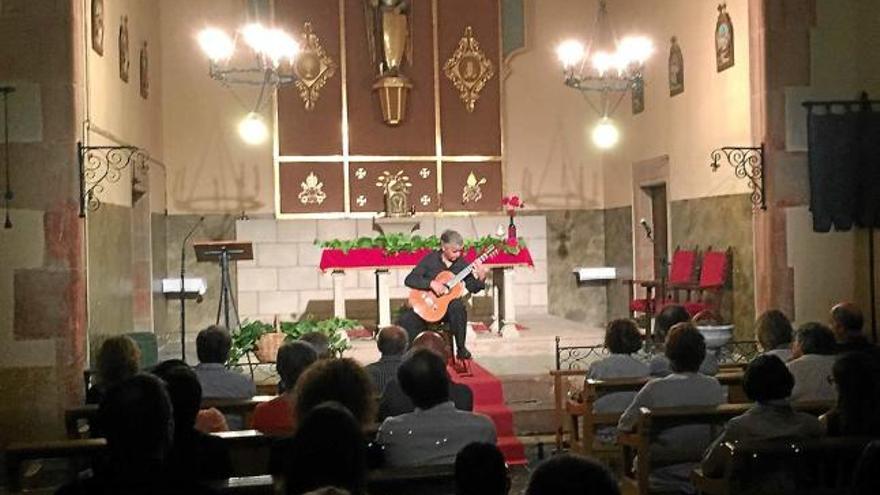 El guitarrista Francesc Pareja en un moment de la seva interpretació a l&#039;Ad Libitum