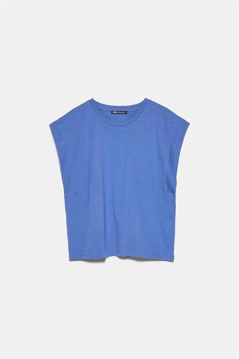 Camiseta con sisa azul de Zara. (Precio: 5,95 euros)
