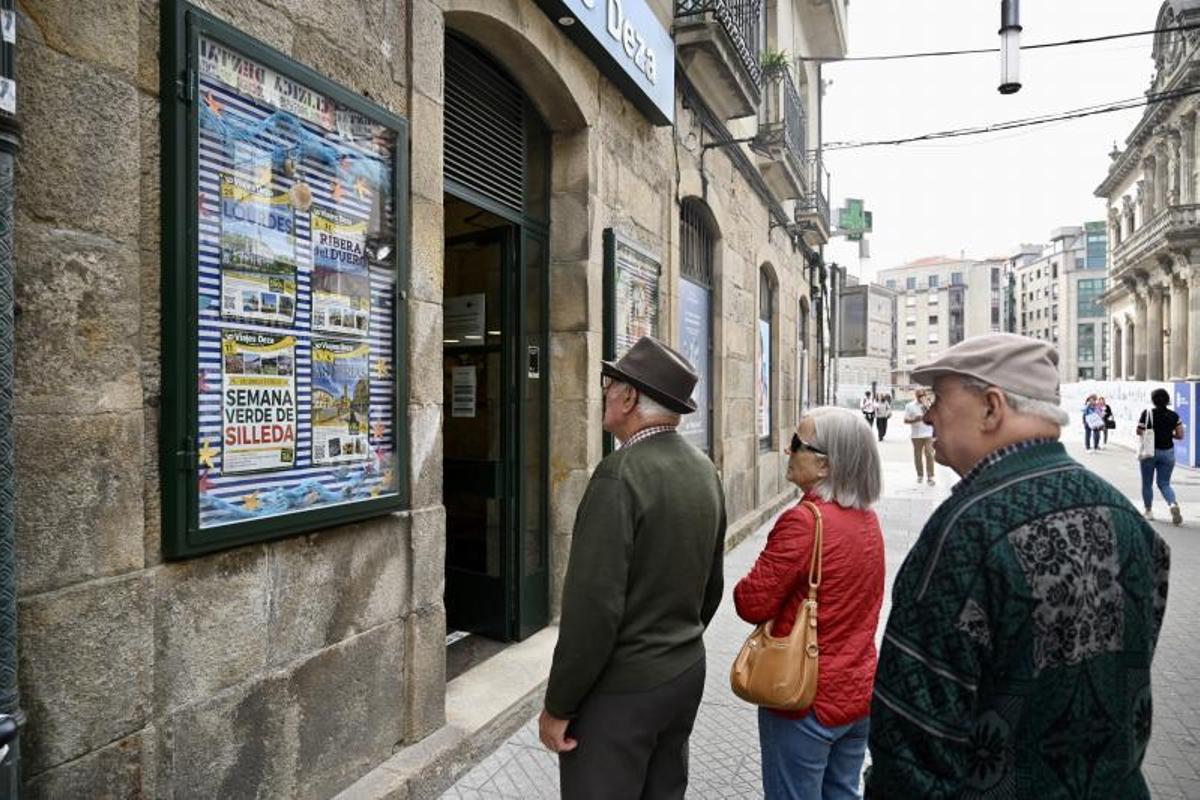 Interior de la oficina de Correos de Pontevedra, ayer a mediodía.   | // GUSTAVO SANTOS