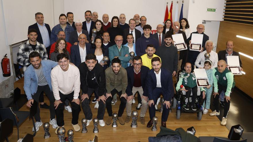 Imagen de los galardonados con los premios VIDE en fútbol y fútbol sala.  |  // RICARDO GROBAS