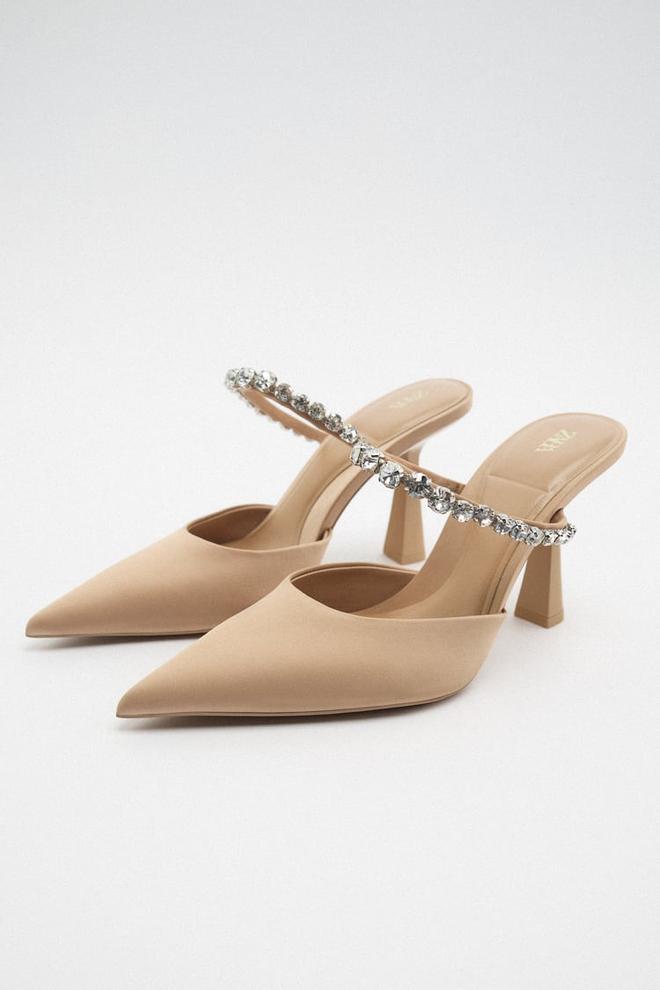 Zapatos de tacón con brillos de Zara (25,99 €)