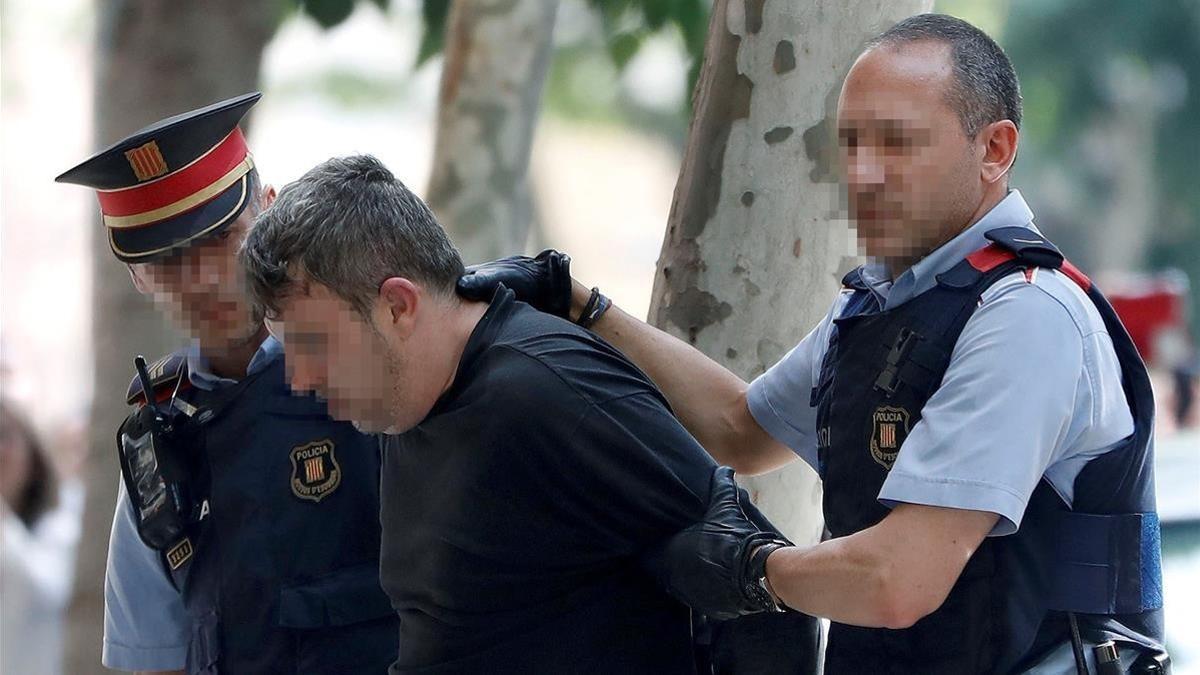 Mossos d'Esquadra custodian al detenido por la muerte de una niña en Vilanova.