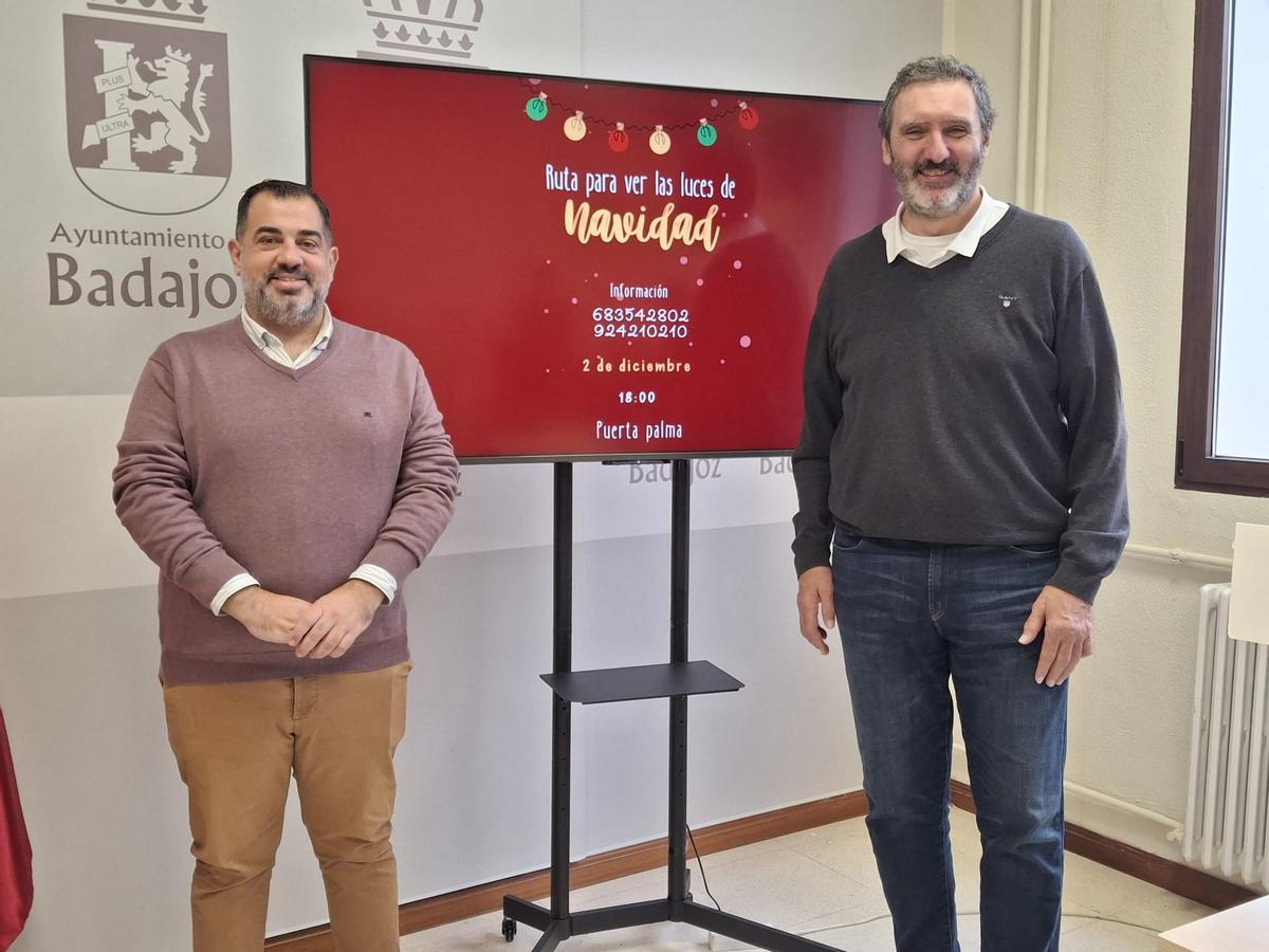 José Luis González, concejal de Transporte y Juancho Pérez, concejal de Mayores durante la rueda de prensa en el ayuntamiento de Badajoz.