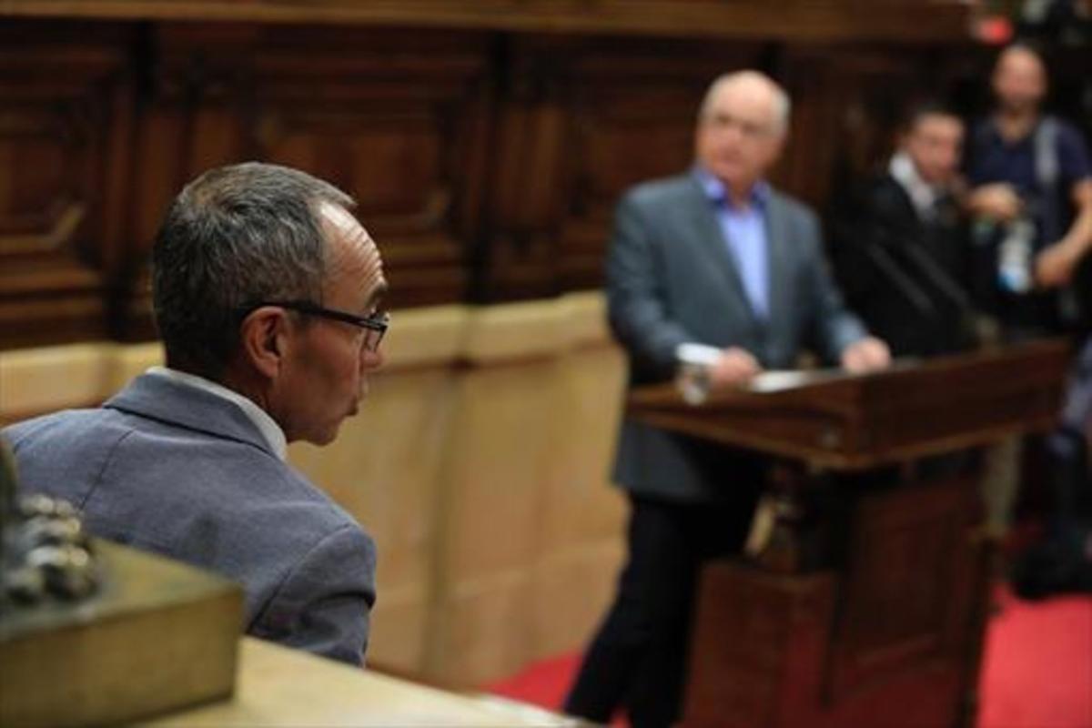 Joan Coscubiela y, en el atril, Lluís Rabell, en el pleno de ayer.