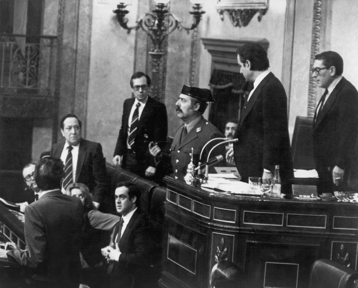 El teniente coronel Antonio Tejero irrumpe, pistola en mano, en el Congreso de los Diputados el 23 de febrero de 1981.