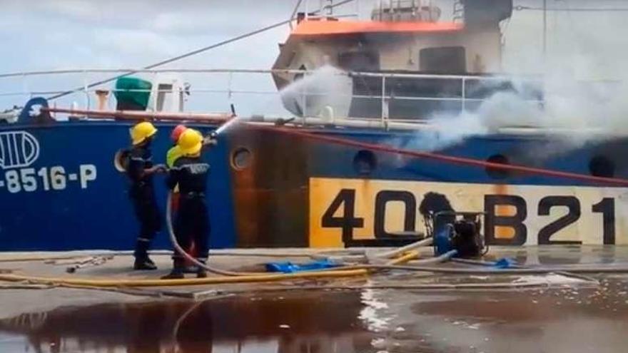 Efectivos de bomberos durante la extinción del fuego. // FdV