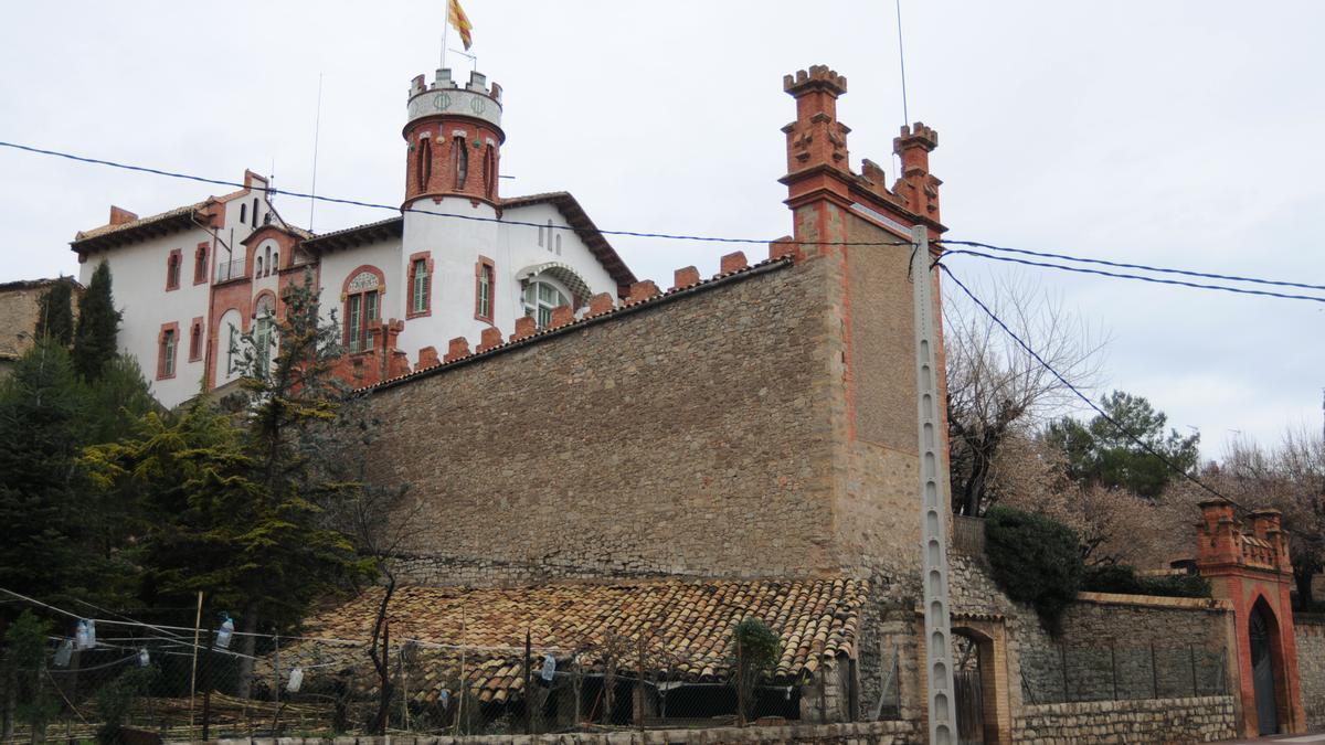 Una imatge exterior de la torre modernista