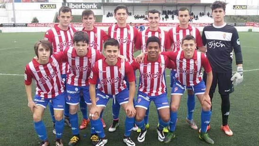 Los cadetes del Sporting (imagen superior) y el Oviedo posan antes de disputar la final en Roces.