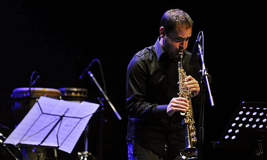 Pedro Lamas toca o saxo nun concerto.  | // CARLOS PARDELLAS