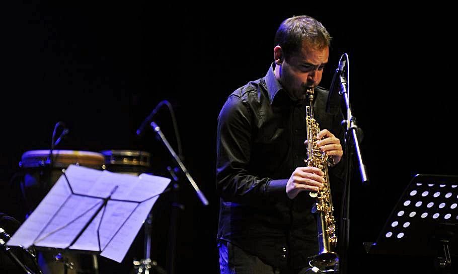 Pedro Lamas toca o saxo nun concerto.  | // CARLOS PARDELLAS