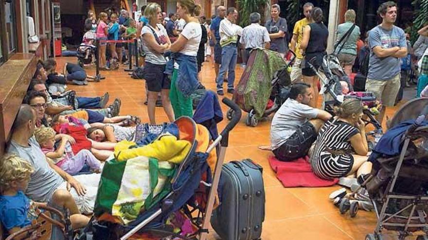 Algunos de los evacuados, en los pabellones habilitados para darles refugio.  // Santiago Ferrero