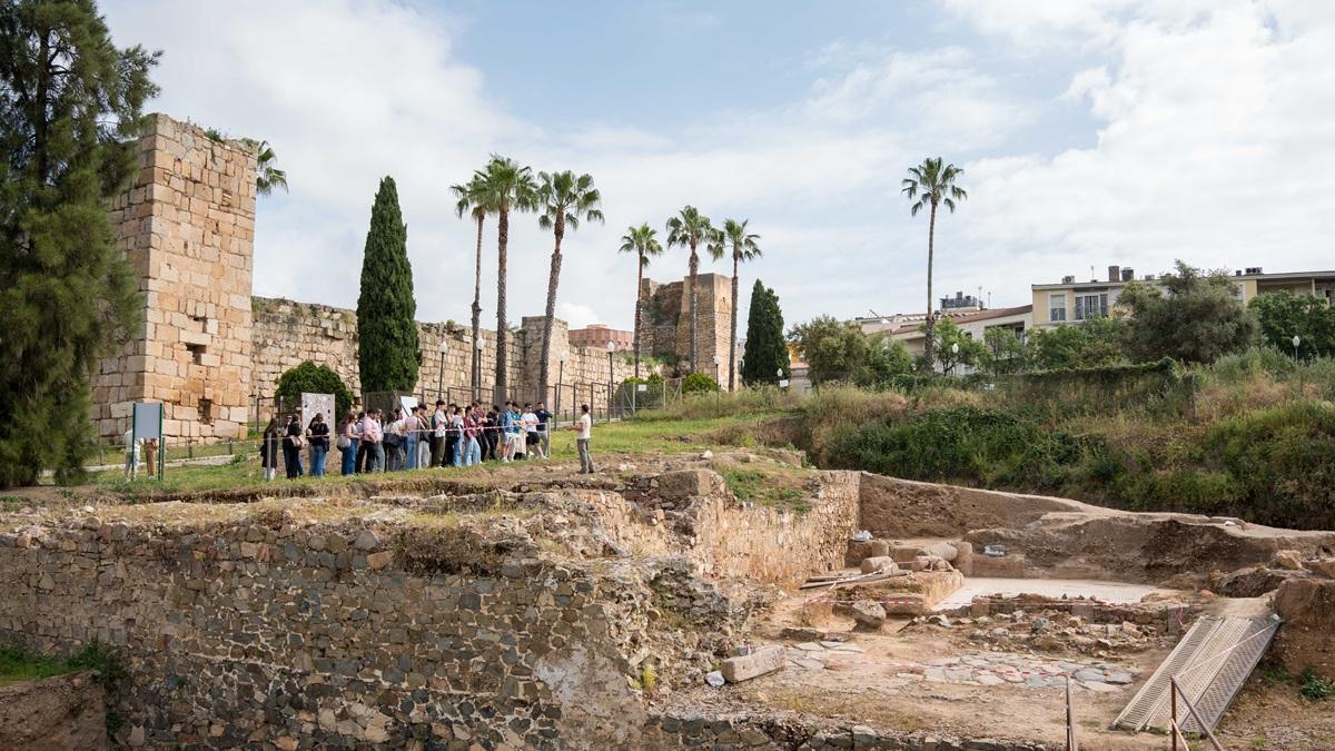 Alumnos de Historia de la UEx, durante la visita a las excavaciones de la Huerta de Otero en Mérida.