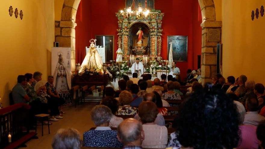 Celebración religiosa con la Virgen de la Peña de Francia.