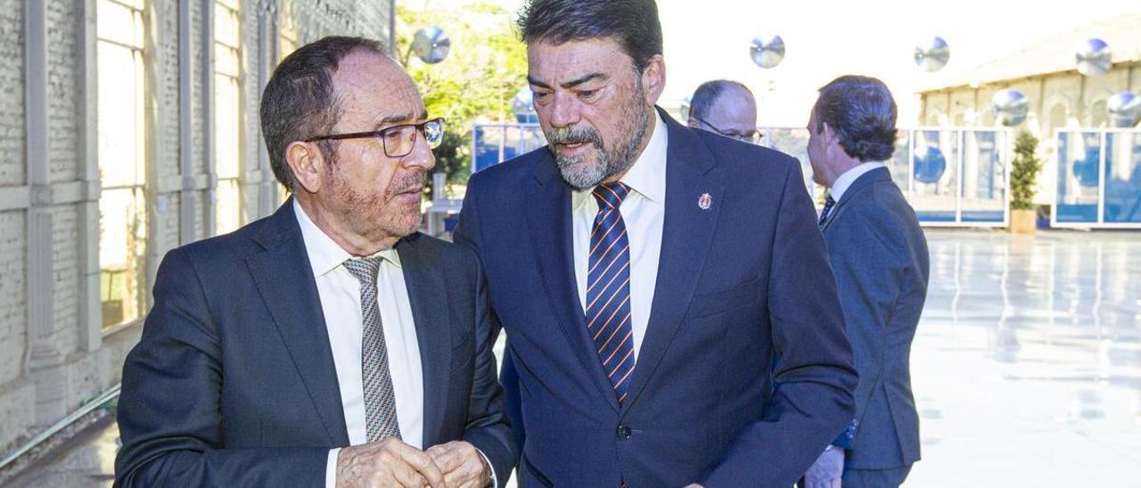 El director de Casa Mediterráneo, Andrés Perelló, junto al alcalde, Luis Barcala, en una imagen reciente