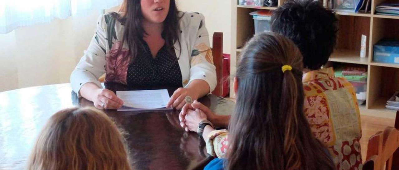 La psicóloga Ángela Kethor Soto, con las tres usuarias, durante una de las sesiones de terapia.