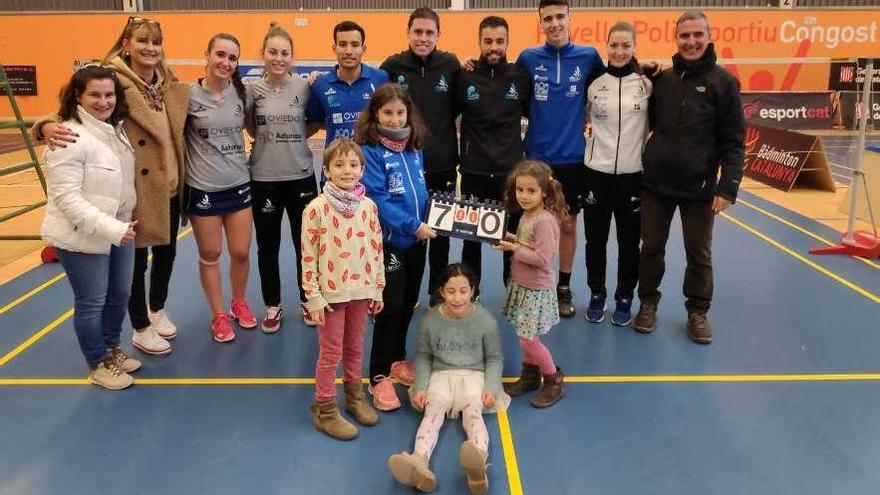 Jugadores y técnicos del Ovida Bádminton Oviedo posan con familiares en el pabellón Congost de Granollers.