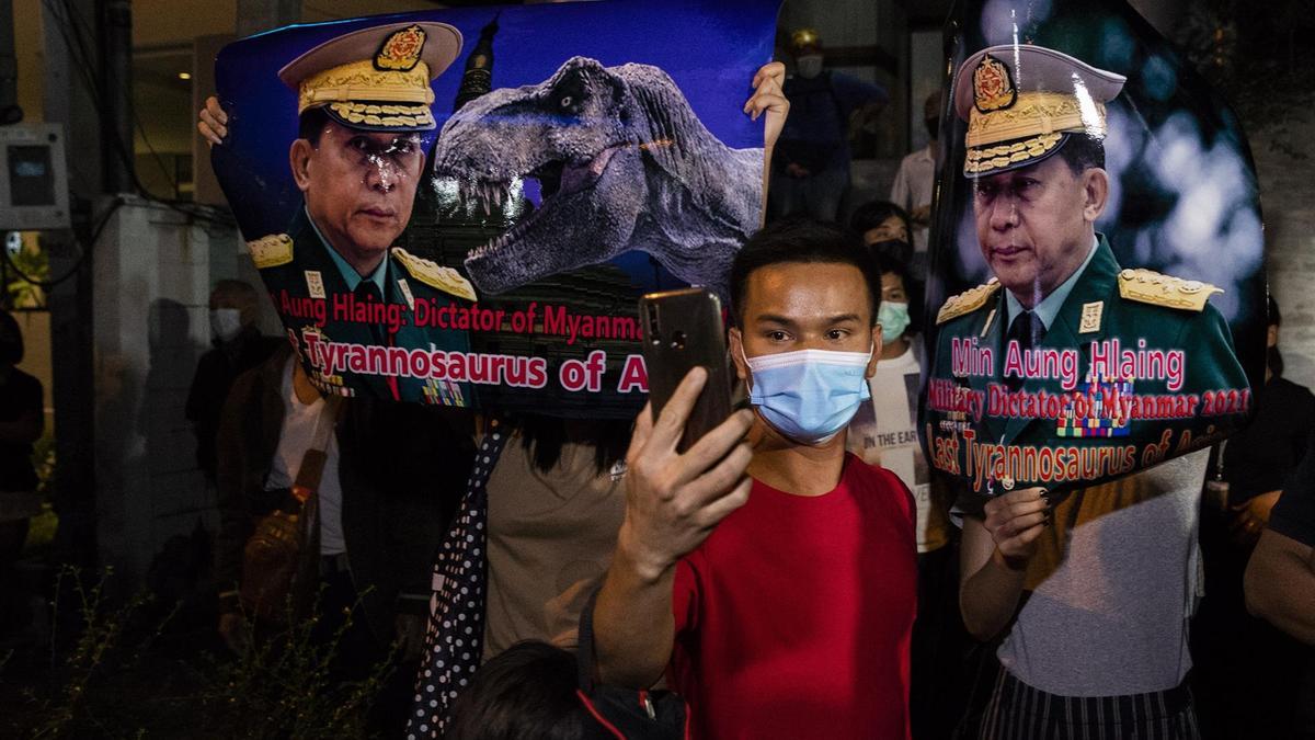 Protestas en Bangkok por el golpe de estado en Birmania.