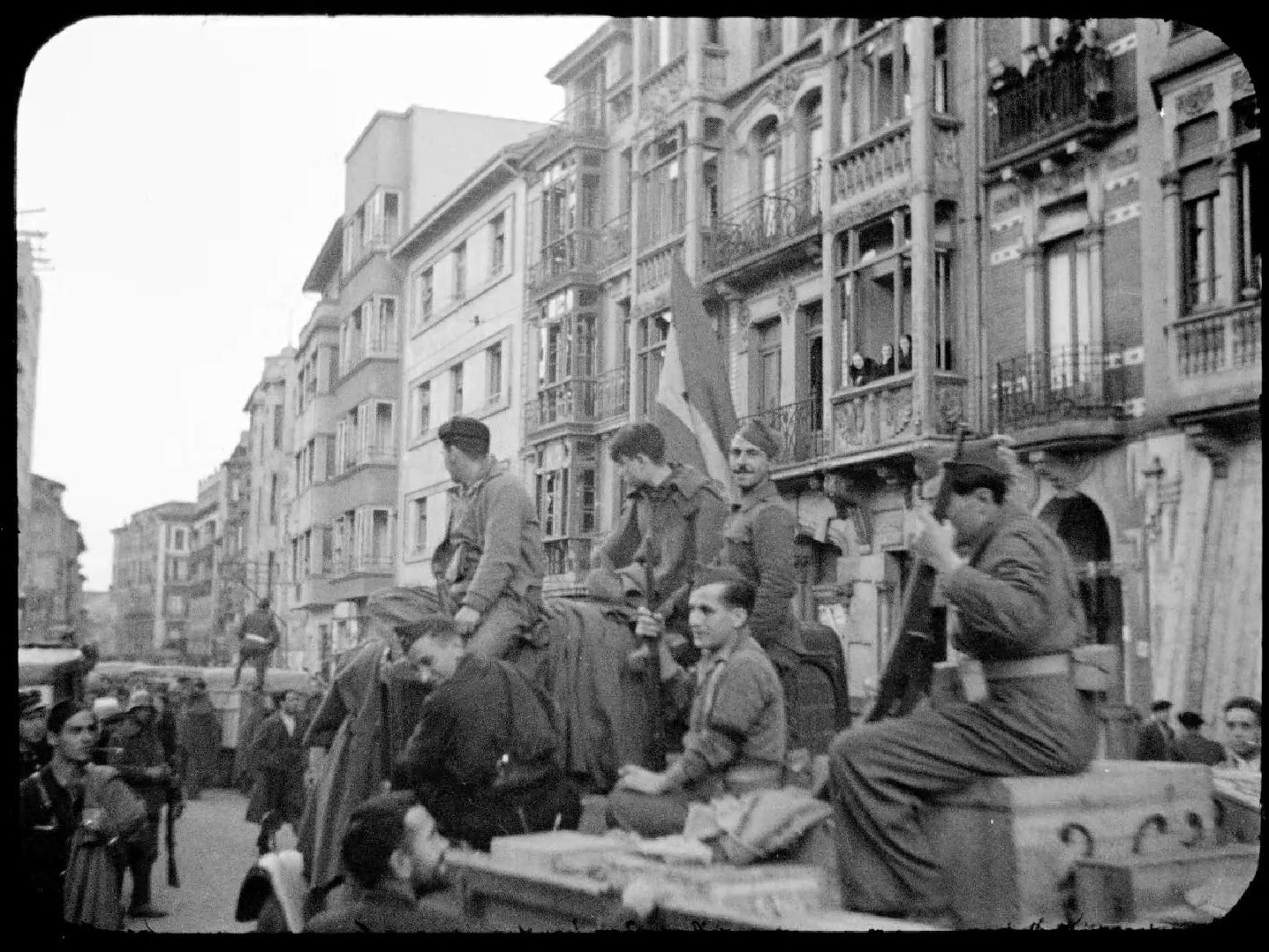 La entrada en Oviedo de las tropas nacionales. 2 de noviembre de 1936