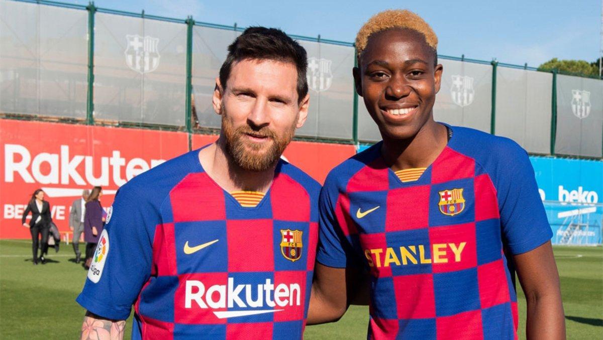 Oshoala posa junto a Leo Messi