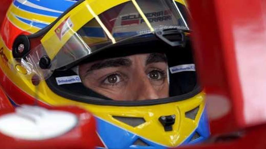 Fernando Alonso a bordo de su monoplaza durante la primera sesión de entrenamientos libres para el Gran Premio de Australia.