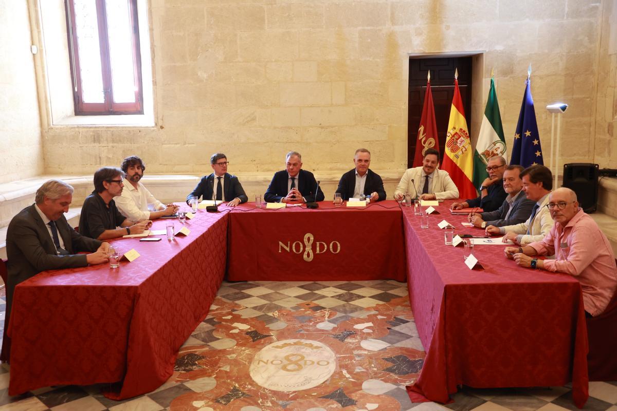 El alcalde de Sevilla, José Luis Sanz (2i); junto a varios concejales durante el encuentro con los agentes sociales y económicos de la ciudad. A 04 de septiembre de 2024, en Sevilla (Andalucía, España). El alcalde de Sevilla, José Luis Sanz, ha mantenido un encuentro con los agentes sociales y económicos de la ciudad, entre ellos, el presidente de la CES, Miguel Rus; el secretario general de UGT Sevilla, Juan Bautista; el secretario general de CCOO, Carlos Aristu. 04 SEPTIEMBRE 2024 Rocío Ruz / Europa Press 04/09/2024 / JOSE LUIS SANZ;Rocío Ruz;