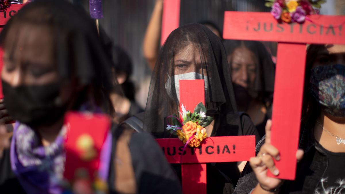 Colectivos feministas se manifiestan en Ciudad de México por las crecientes desapariciones y feminicidios de los últimos meses en todo el país.