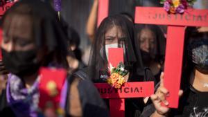 Colectivos feministas se manifiestan en Ciudad de México por las crecientes desapariciones y feminicidios de los últimos meses en todo el país el 18 de mayo de 2022.