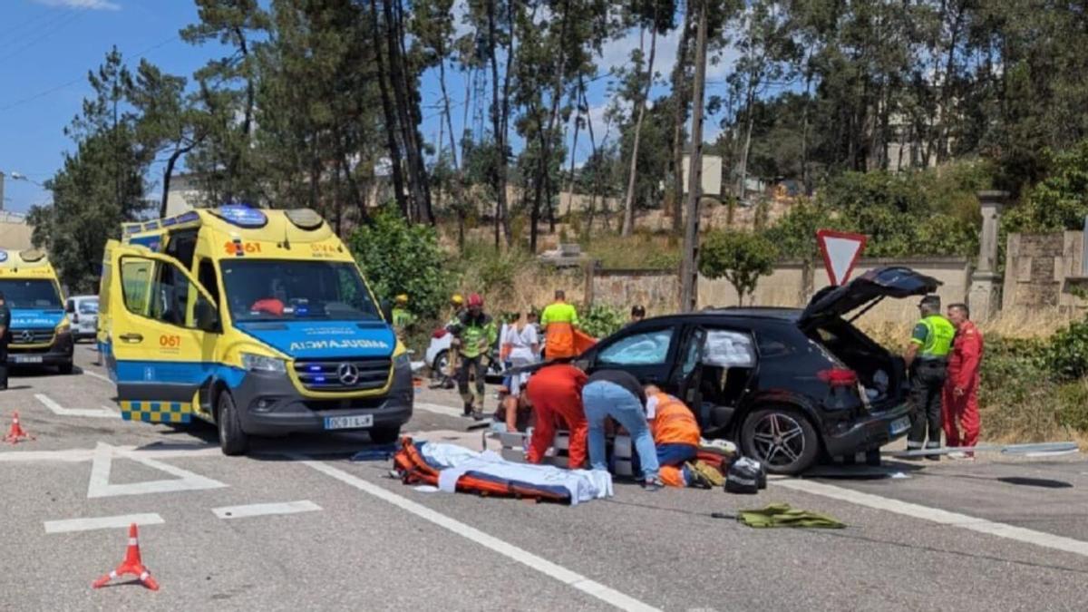 Los servicios sanitarios, en el lugar del accidente atendiendo a las víctimas.