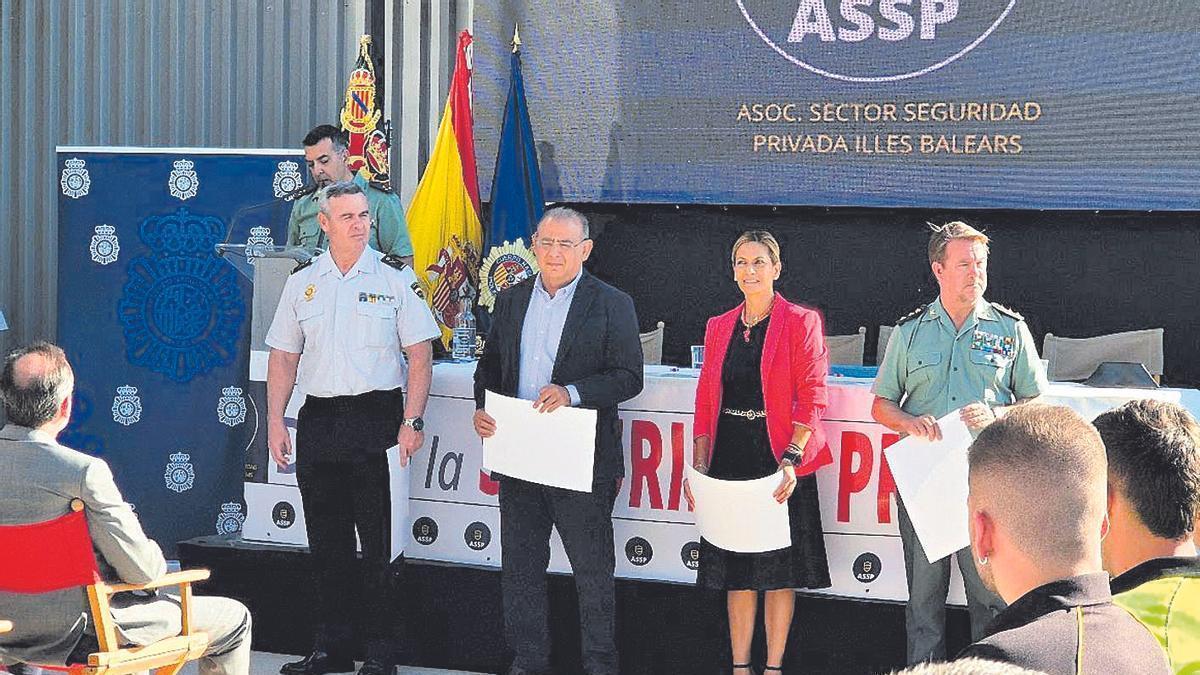 Le Senne frente al delegado del Gobierno, los jefes de Policía y Guardia Civi e Inés Ybarra.