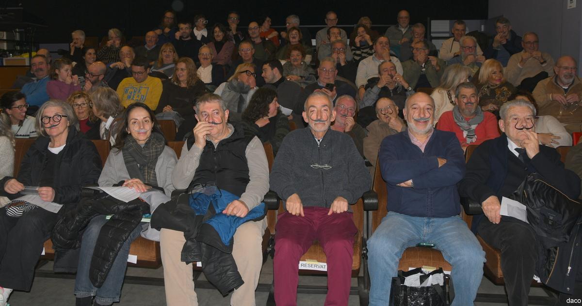 El nombrós públic assistent es va col·locar bigotis dalinians que Fede Luque va repartir.