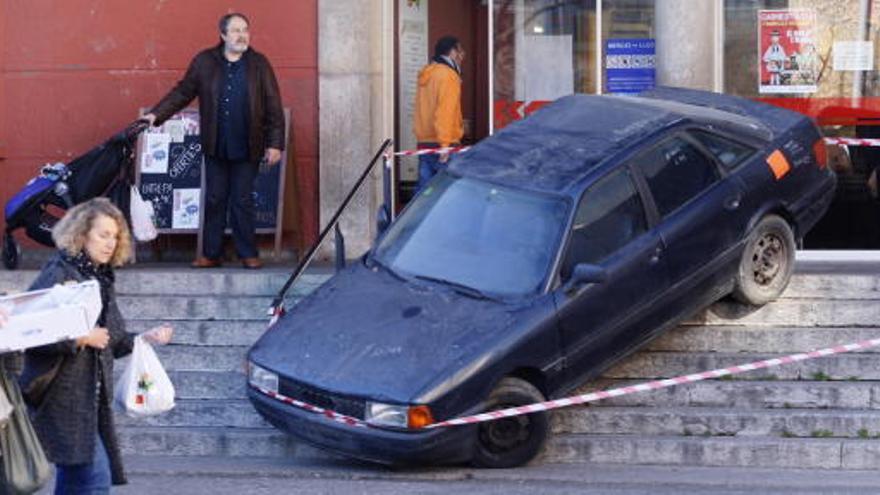 Un cotxe «encastat» a les escales del Mercat