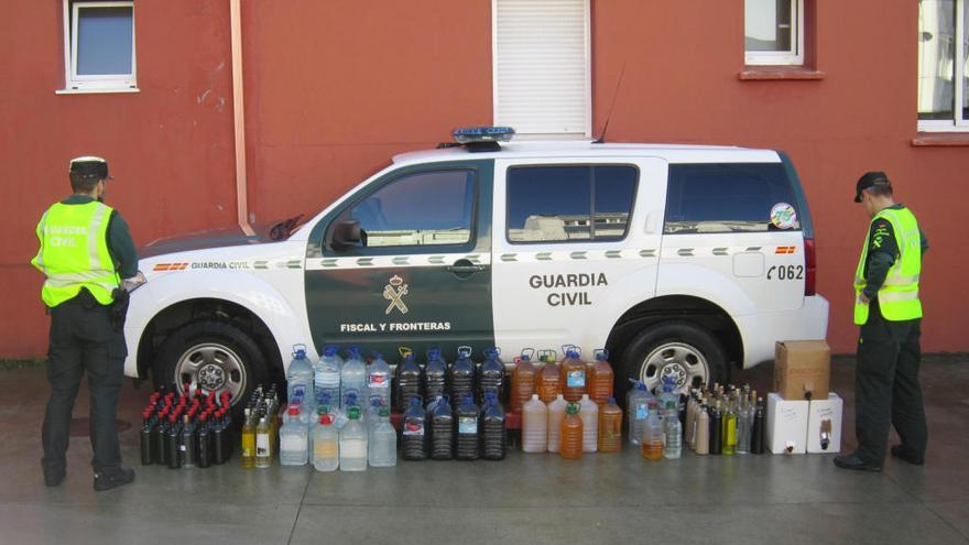 Las garrafas y botellas con licor incautadas // GC.