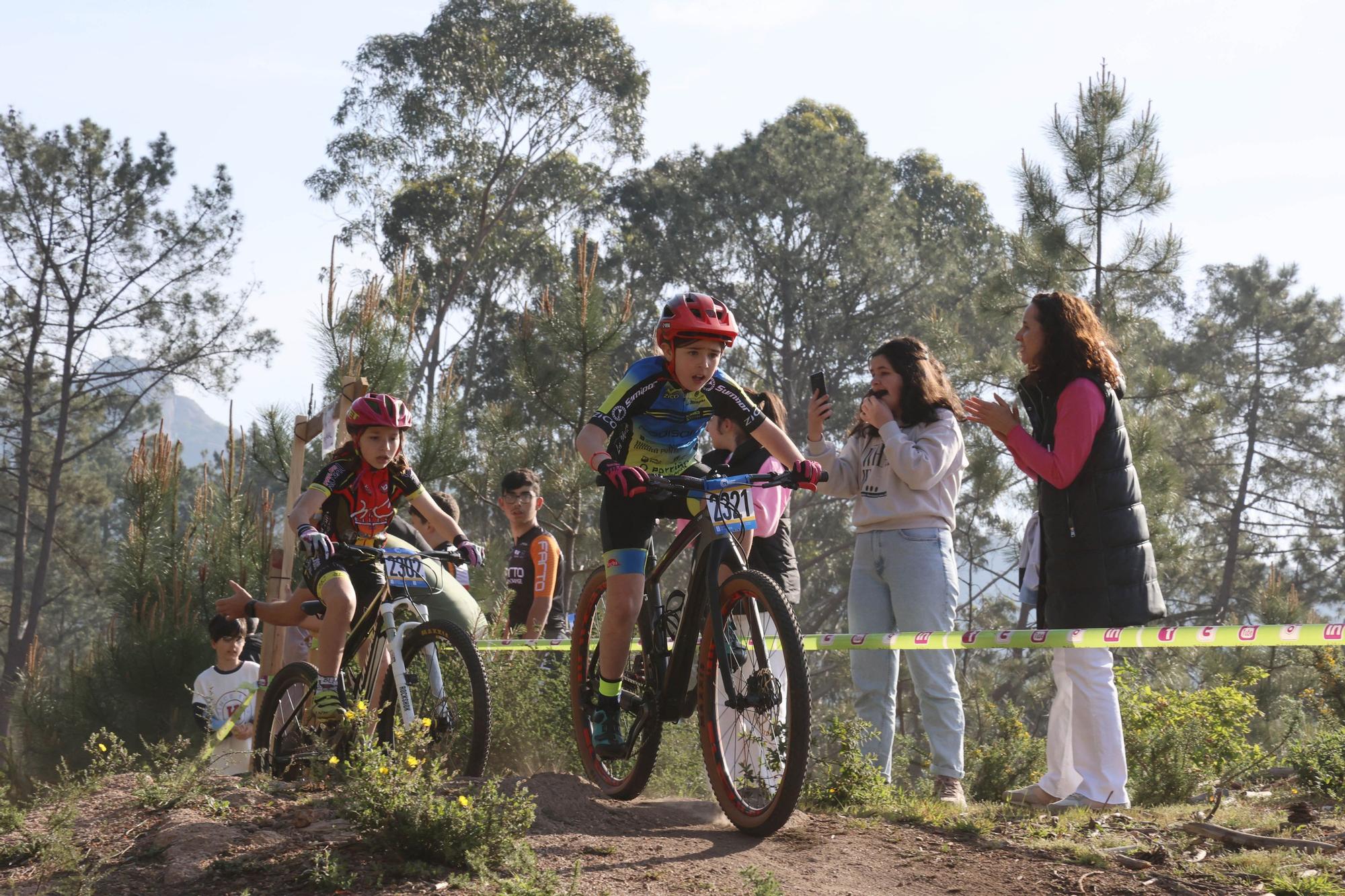 Pelotón de jóvenes todo terreno por los montes de Porriño