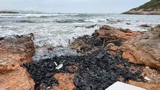 Los restos del yate hundido en Ibiza obligan a cerrar parte de Platja d'en Bossa, en el Parque Natural de ses Salines