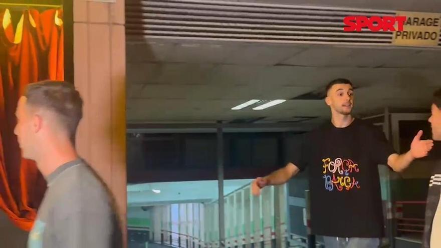 El Zamora de la Liga, Joan Garcia, andando a celebrar con sus compañeros.