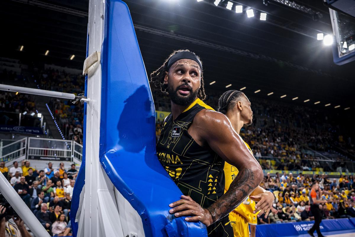 Patty Mills, tras cometer una falta en el derbi ante el Granca.