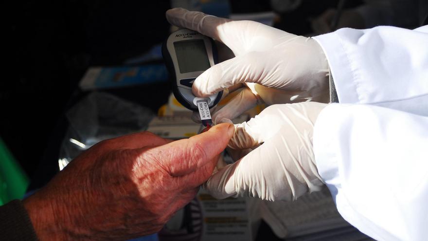 Los monitores gratis para medir glucosa llegarán al doble de diábeticos en 2024
