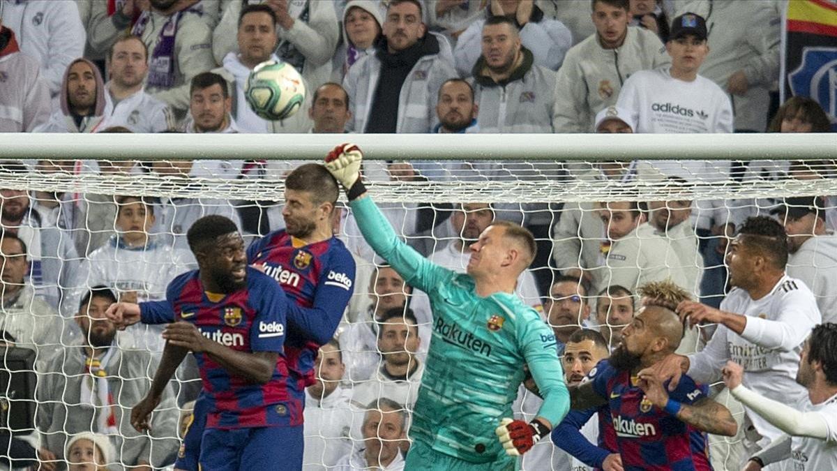 Ter Stegen interviene en el clásico Madrid-Barça jugado en el Bernabéu el 1 de marzo.