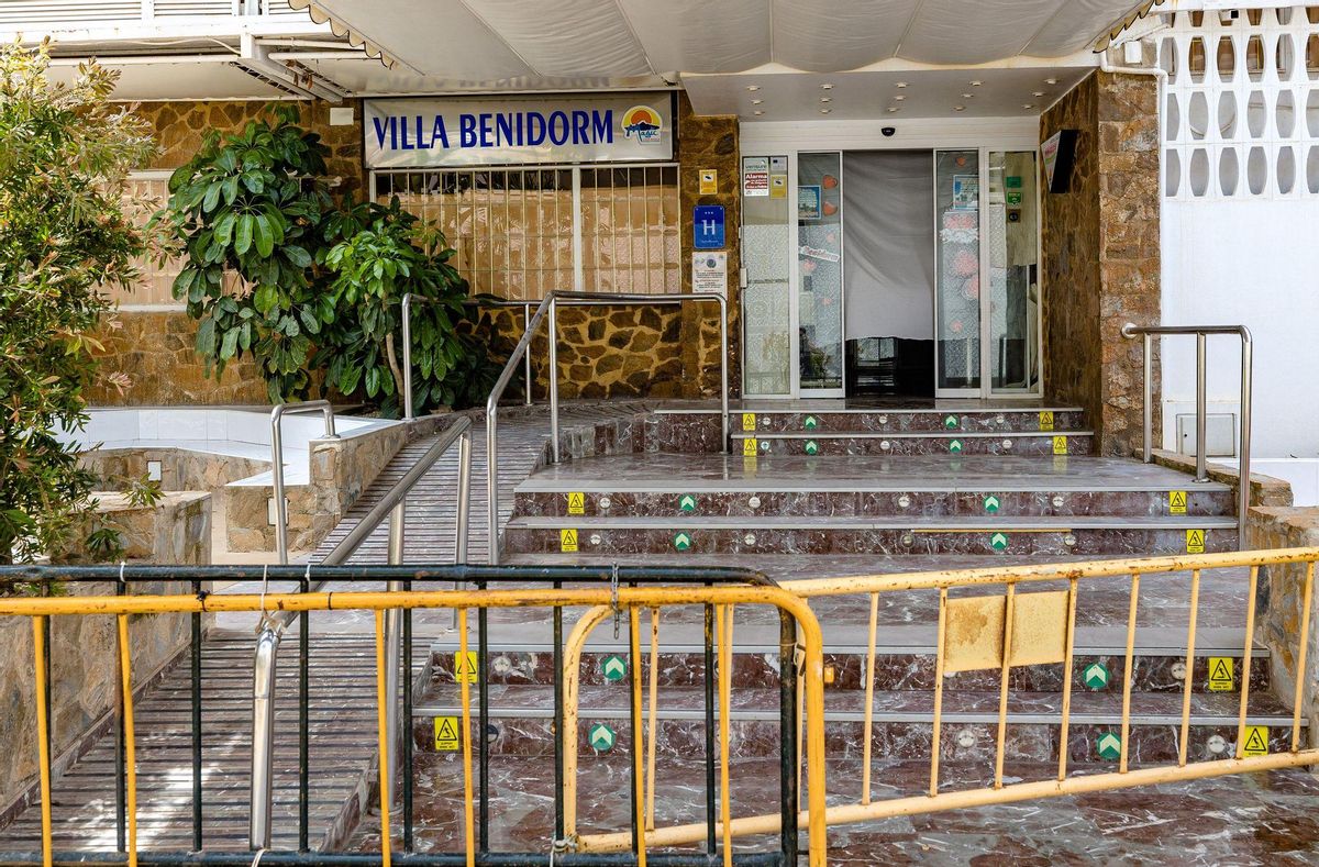 Otra imagen de la entrada principal de este establecimiento, donde Magic Costa Blanca hará una reforma integral. / DAVID REVENGA