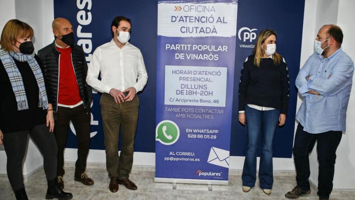 Barrachina inauguró ayer la oficina de atención al ciudadano del PP de Vinaròs.   | MEDITERRÁNEO