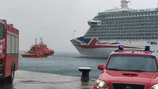 Un crucero rompe amarras en el puerto de Palma debido al fuerte viento e impacta con un petrolero