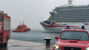 Un crucero rompe amarras en el puerto de Palma debido al fuerte viento e impacta con un petrolero.