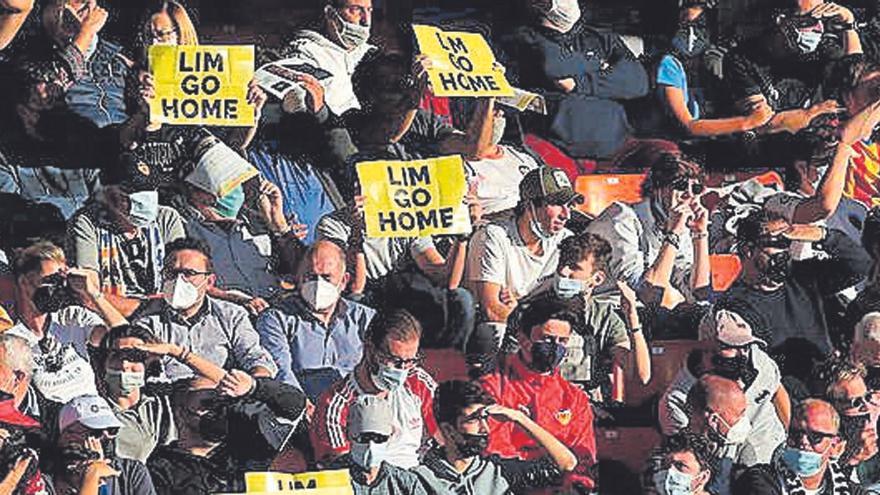 Carteles contra Peter Lim en la grada de Mestalla